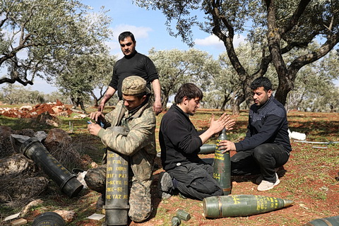 Поддерживаемые Турцией сирийские повстанцы готовятся к стрельбе из гаубицы недалеко от деревни Нейраб, в провинции Идлиб, Сирия, в понедельник, 24 февраля 2020 года. AP Photo / Ghaith Alsayed / TASS